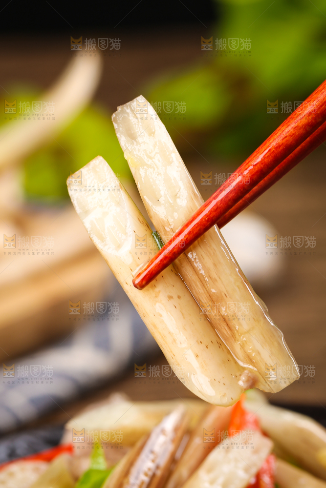 筷子上夹着炒藕带