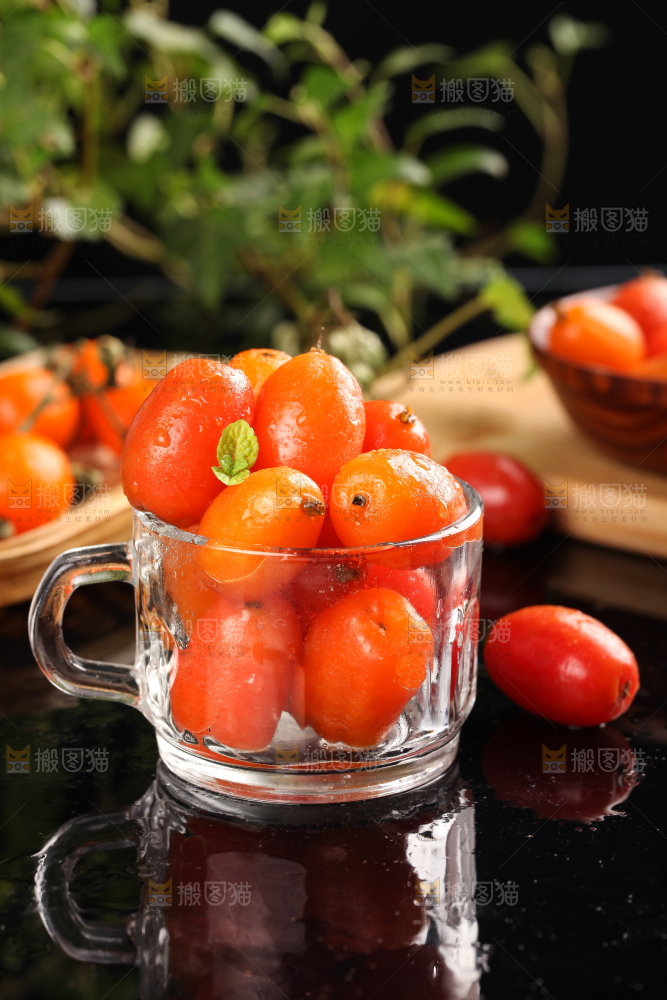 黑底上放着一杯羊奶果