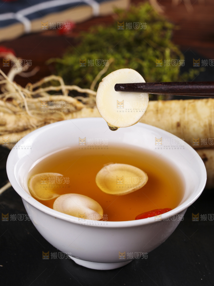 黑底上放着一碗人参茶