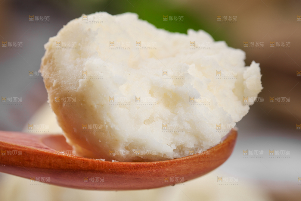 勺子里毛薯泥