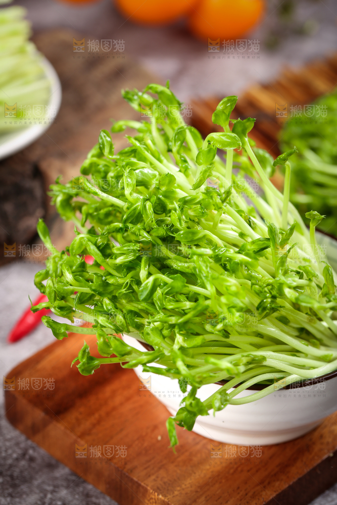 碗里装着豌豆芽菜