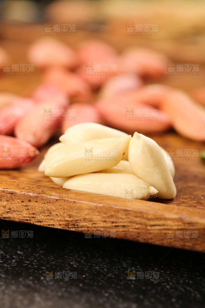 木板上放着小瘪子花生米