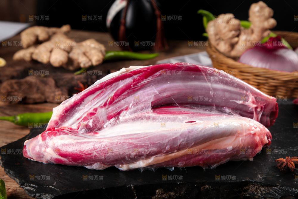 黑石板上的草原散养牛腿肉