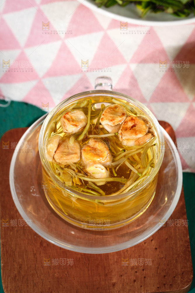 杯子里装着金银花茶