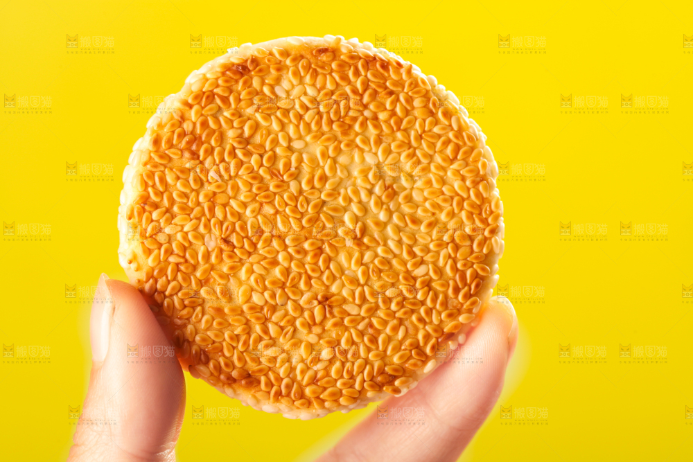 手里拿着手工芝麻饼
