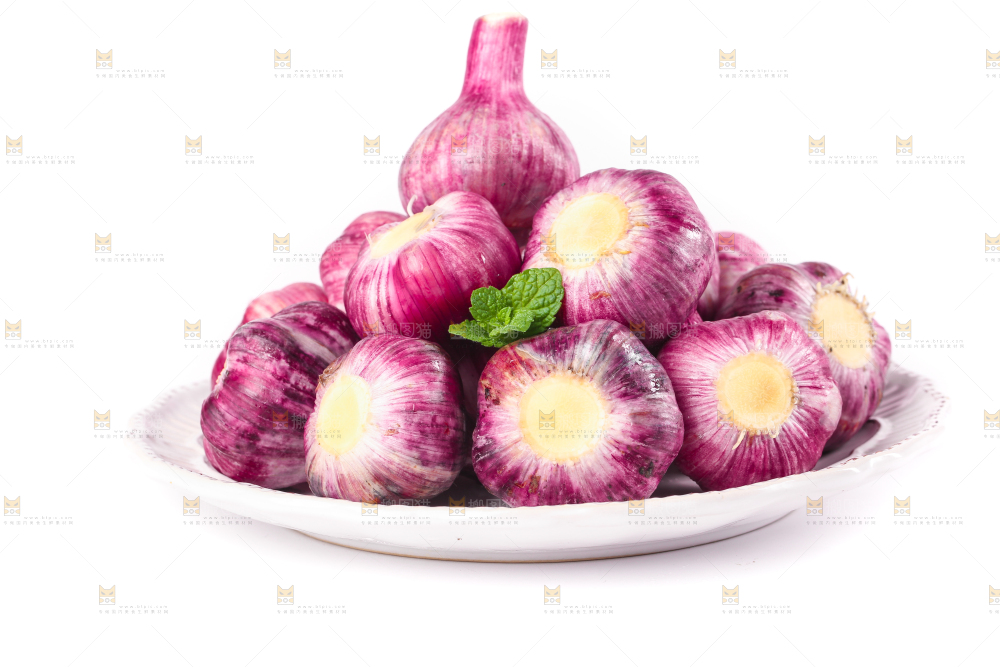 盘子里装着紫皮多重蒜
