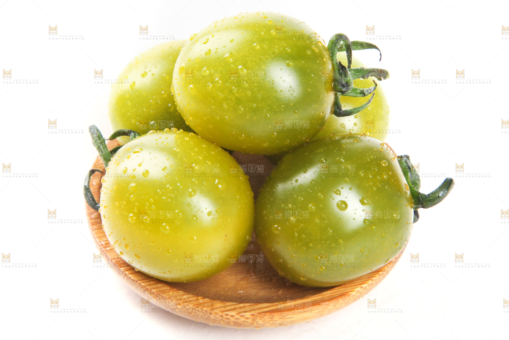 一盘新鲜的青口蜜小番茄放在白底上
