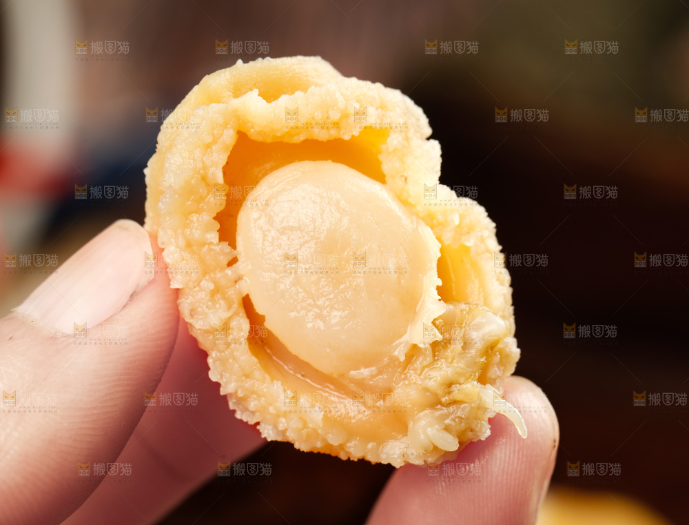 手拿鲍鱼干