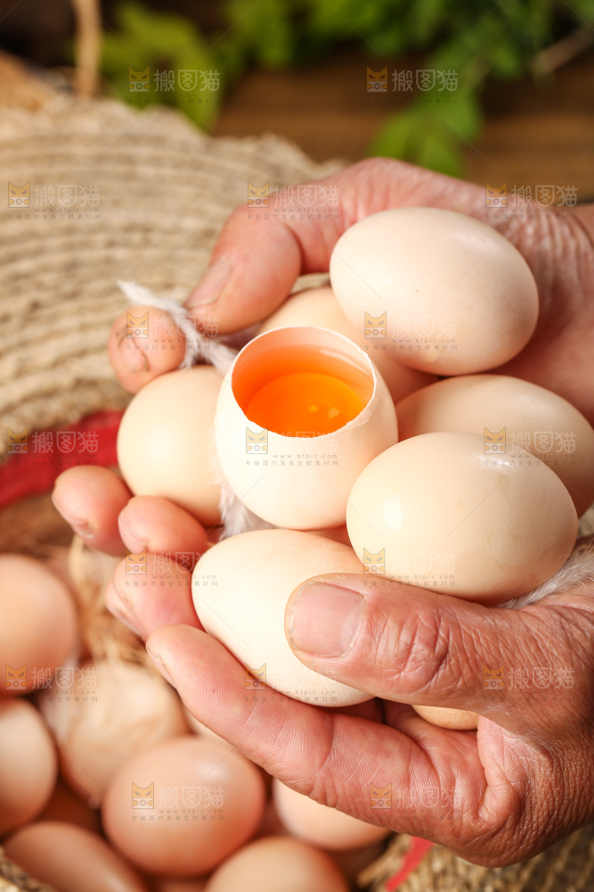 手里拿着土鸡蛋