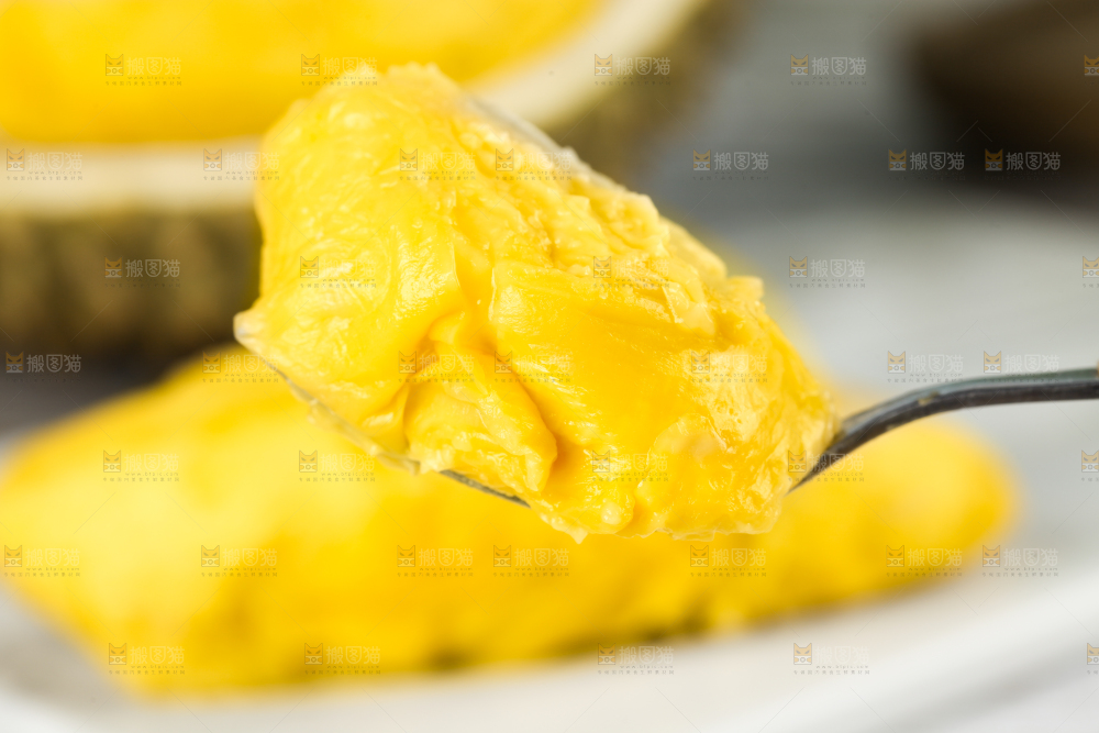 叉子上叉着榴莲果肉