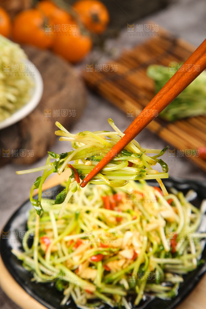 盘子里装着炒豌豆芽苗菜