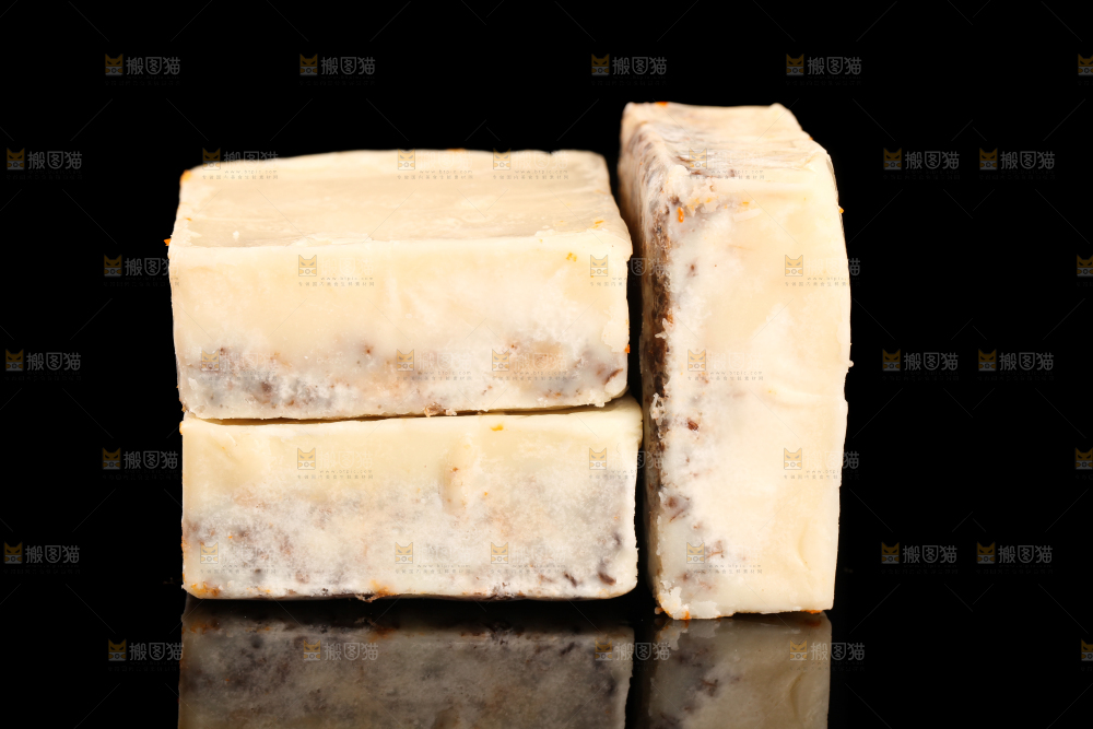 黑底上的清汤火锅料