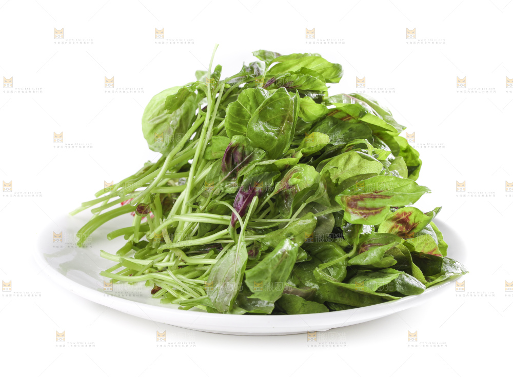 白底上放着一盘红苋菜