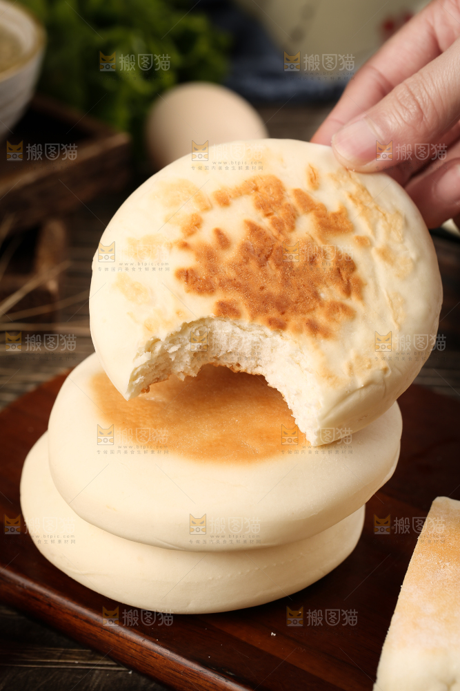 手里拿着无糖蛋奶饼