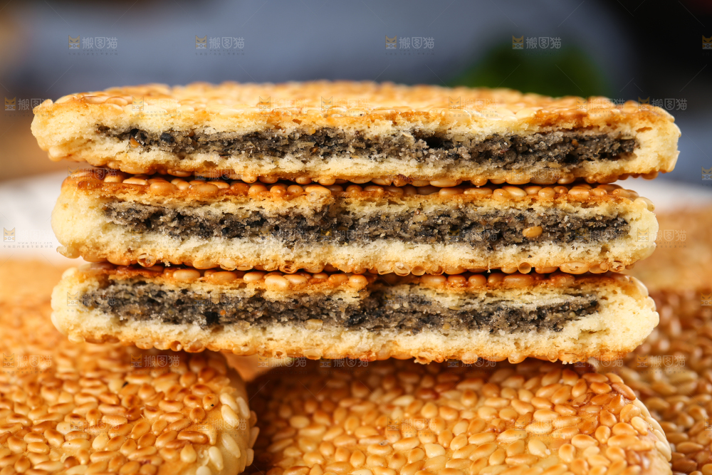 盘子里装着小饼子