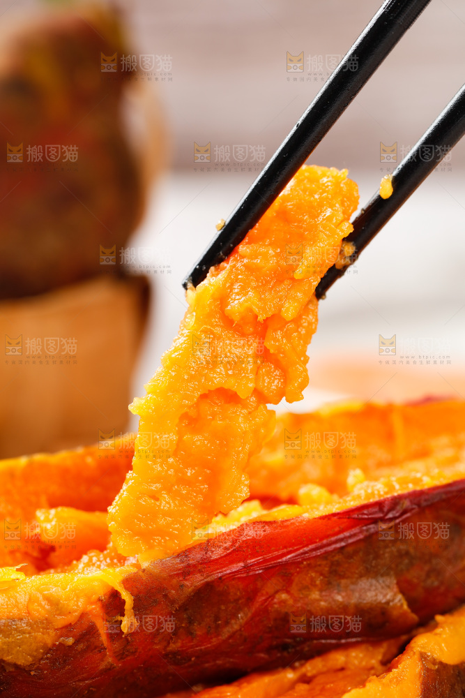 筷子上夹着红心蜜薯