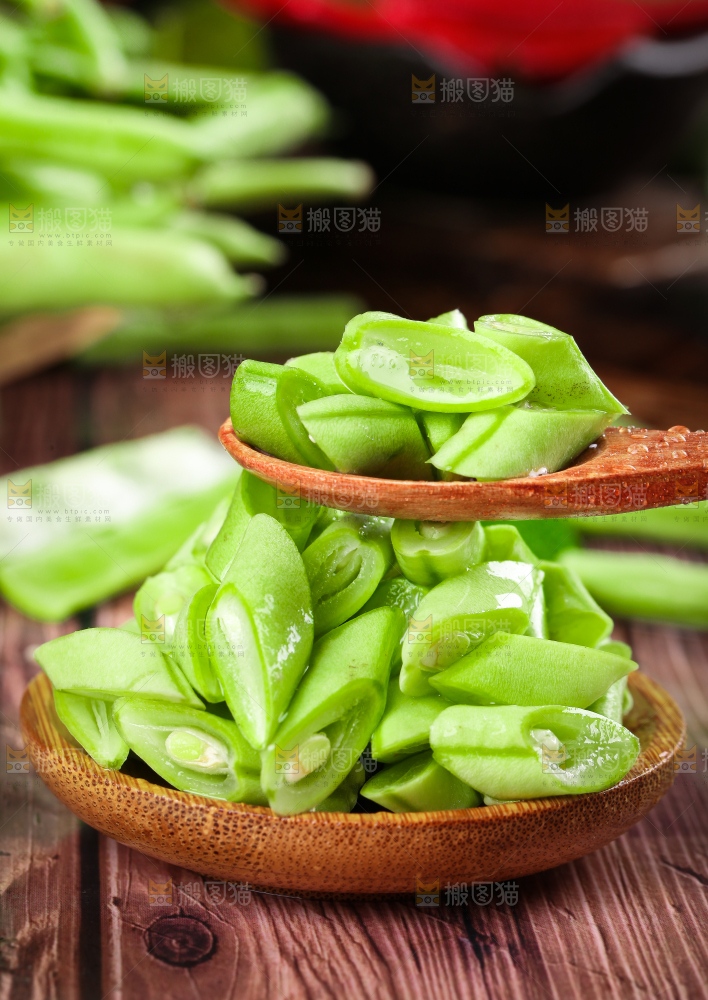 盘子里装着切好的青四季豆