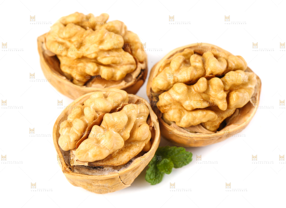 白底上剥开的薄壳核桃