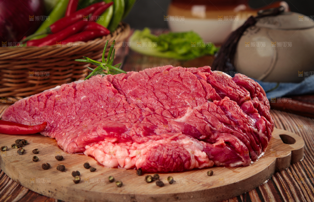 木板上的牛腱子肉