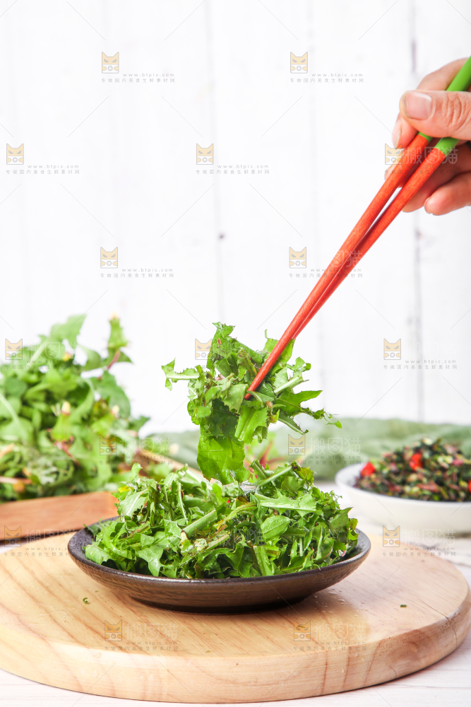 筷子夹着蒲公英
