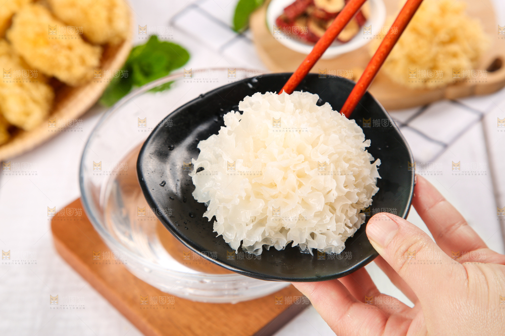 筷子夹着银耳