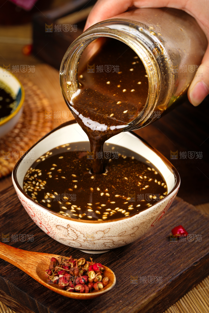 碗里装着四川花椒酱