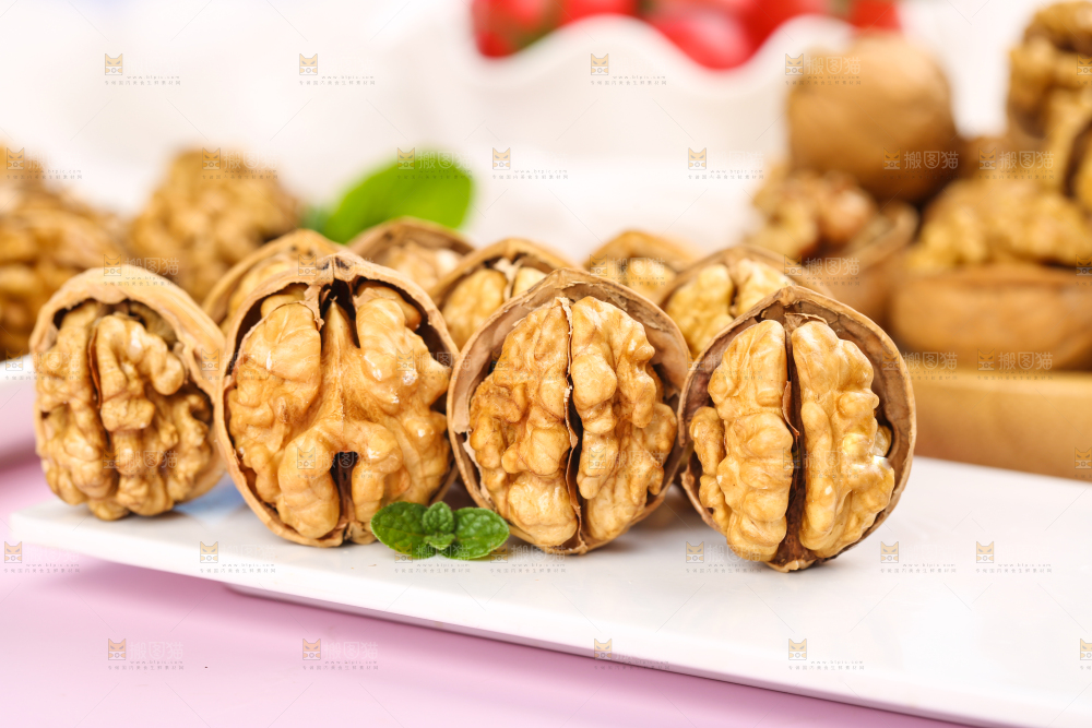 盘子里剥开的纸皮核桃