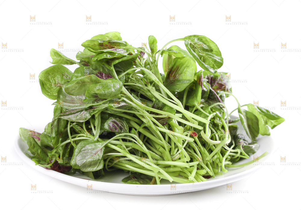 白底上放着一盘红苋菜