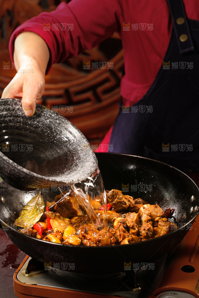 锅里装着红烧鸭