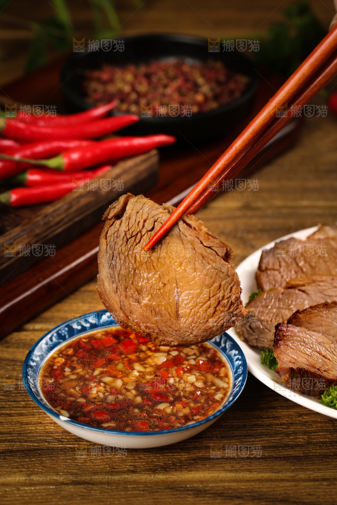 筷子上夹着卤牛肉