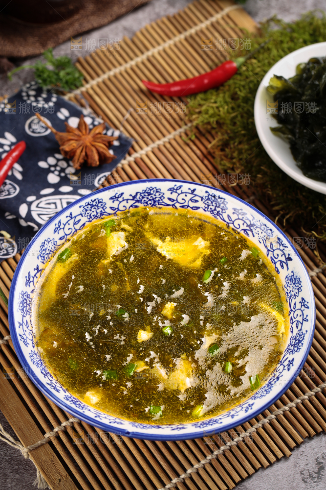 碗里装着地皮菜鸡蛋汤