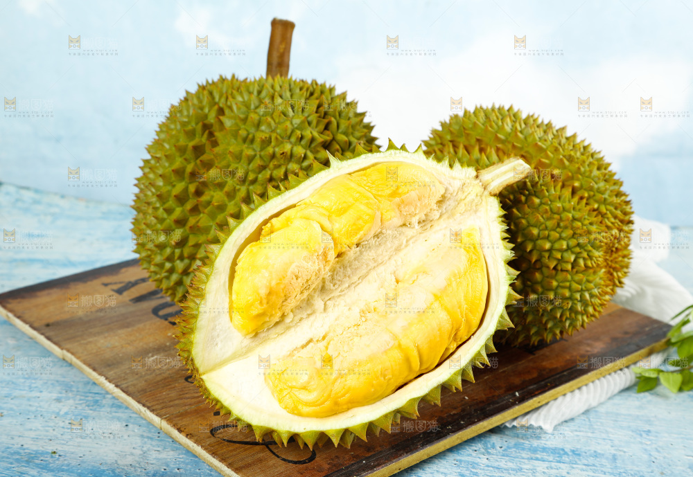 木板上放着甲仑榴莲