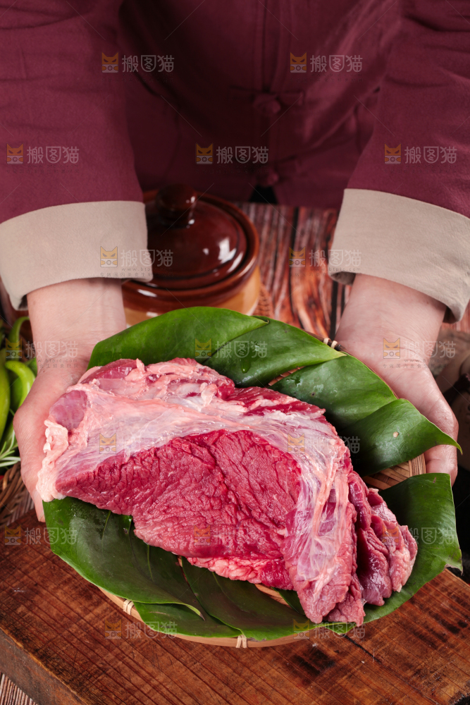 手里拿着新鲜牛肉