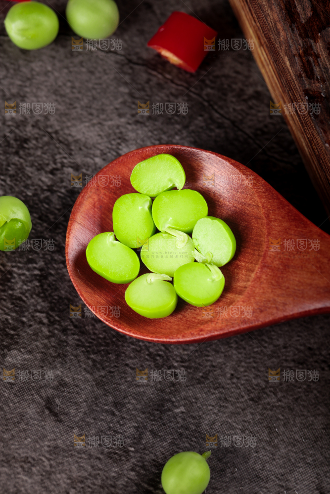 勺子里装着豌豆