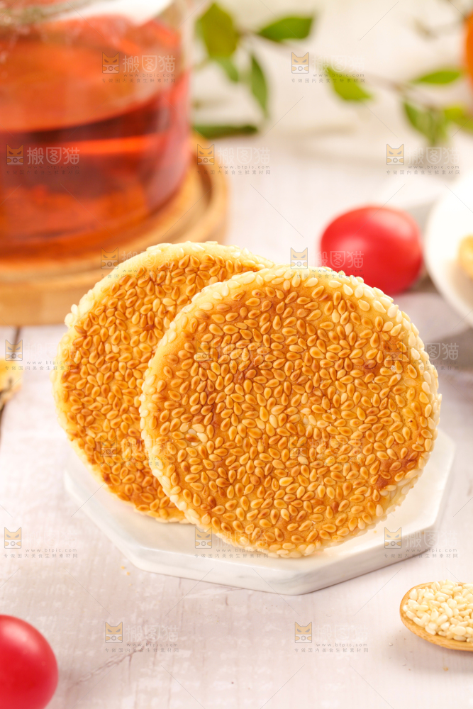 石板上放着芝麻馅饼