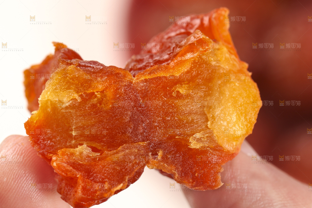 手拿掰开的话梅干