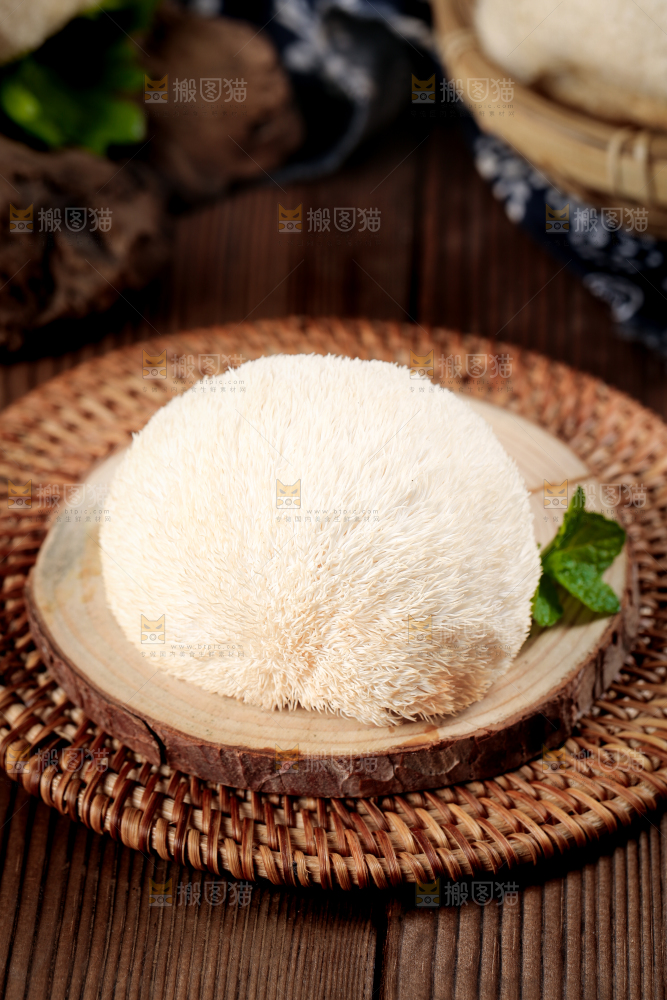 竹底上的云南新鲜猴头菇