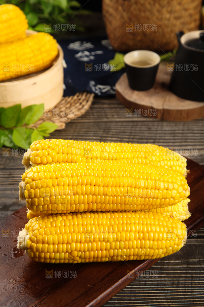 木板上的东北玉米