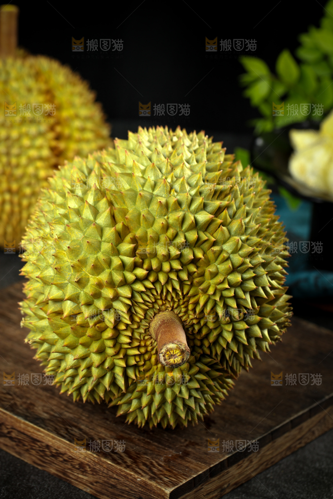 盘子里装着泰国甲仑榴莲