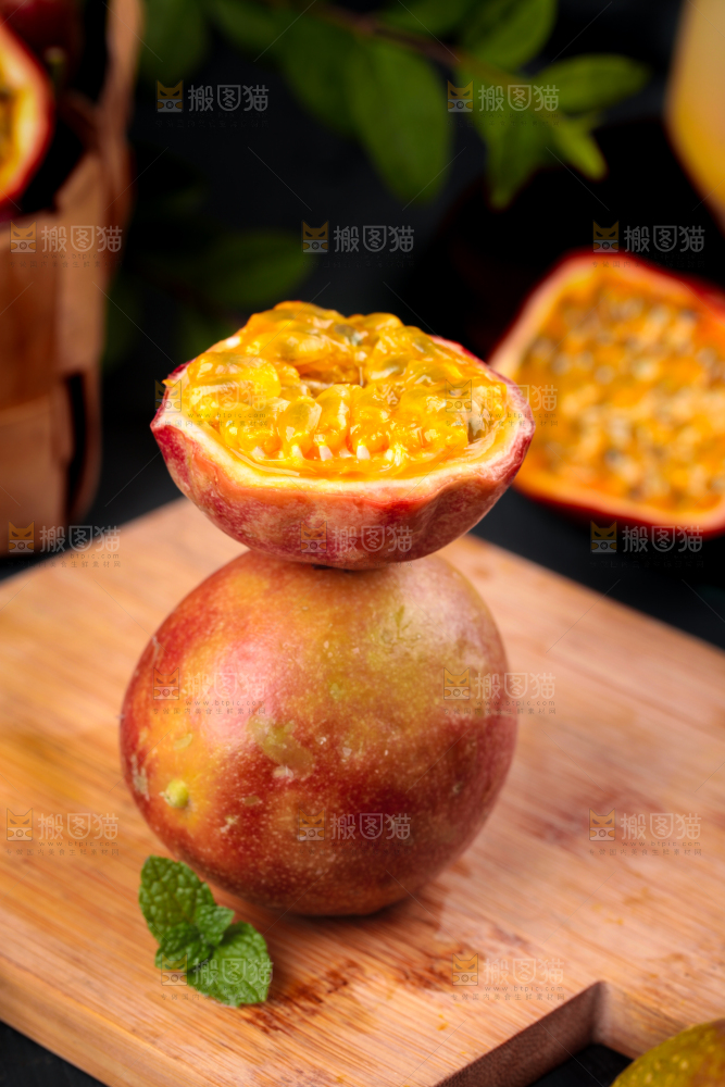 深底上放着红皮百香果