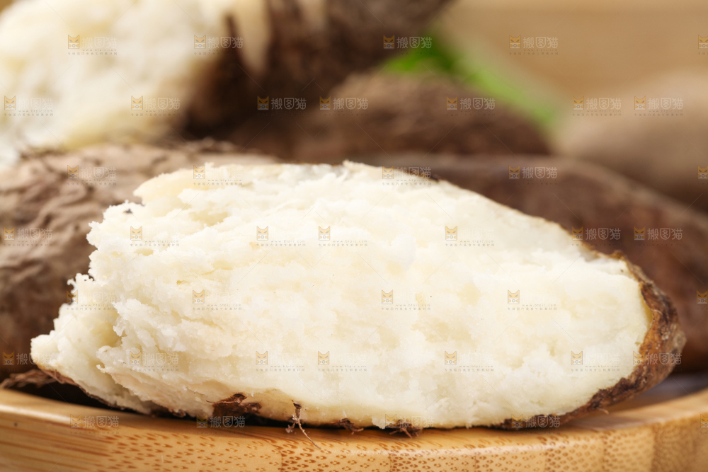 木底上放着一盘香甜毛薯