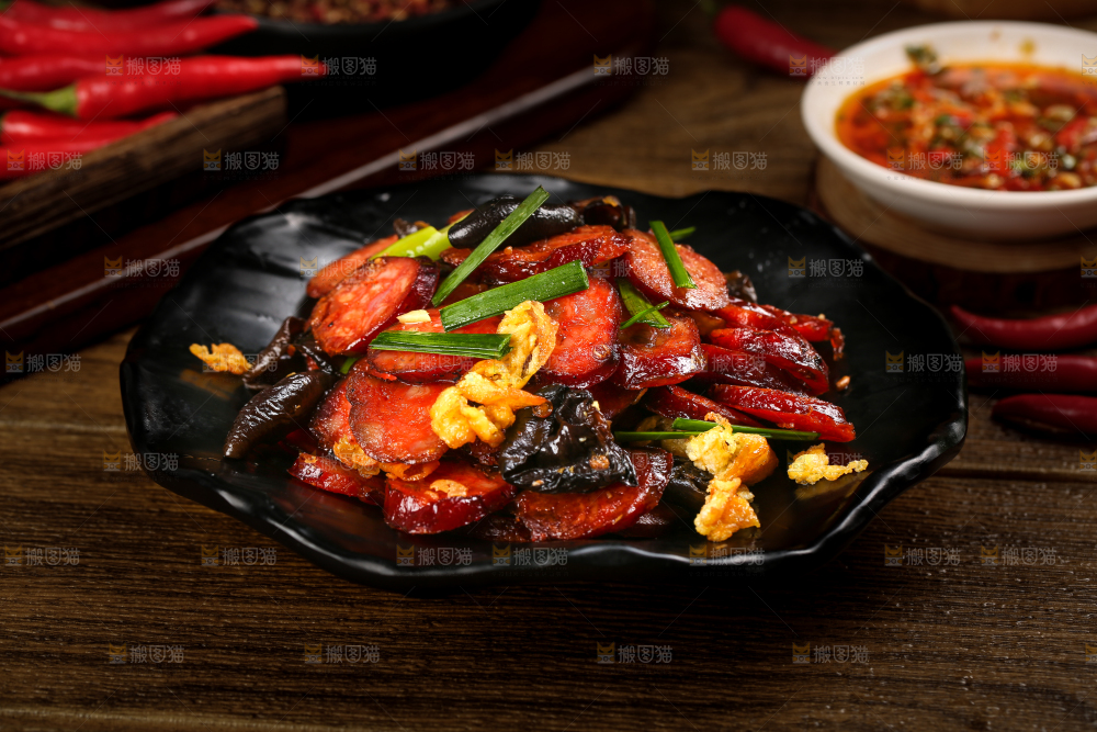 盘子里装着炒熏腊肠