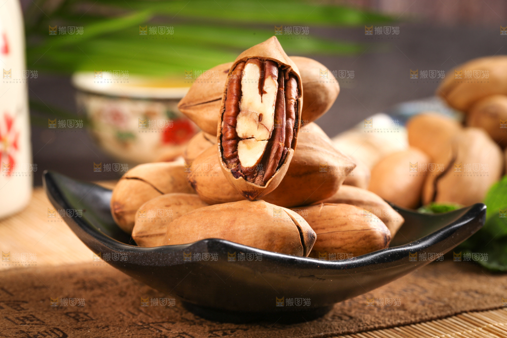 木底上放着一碟长寿果