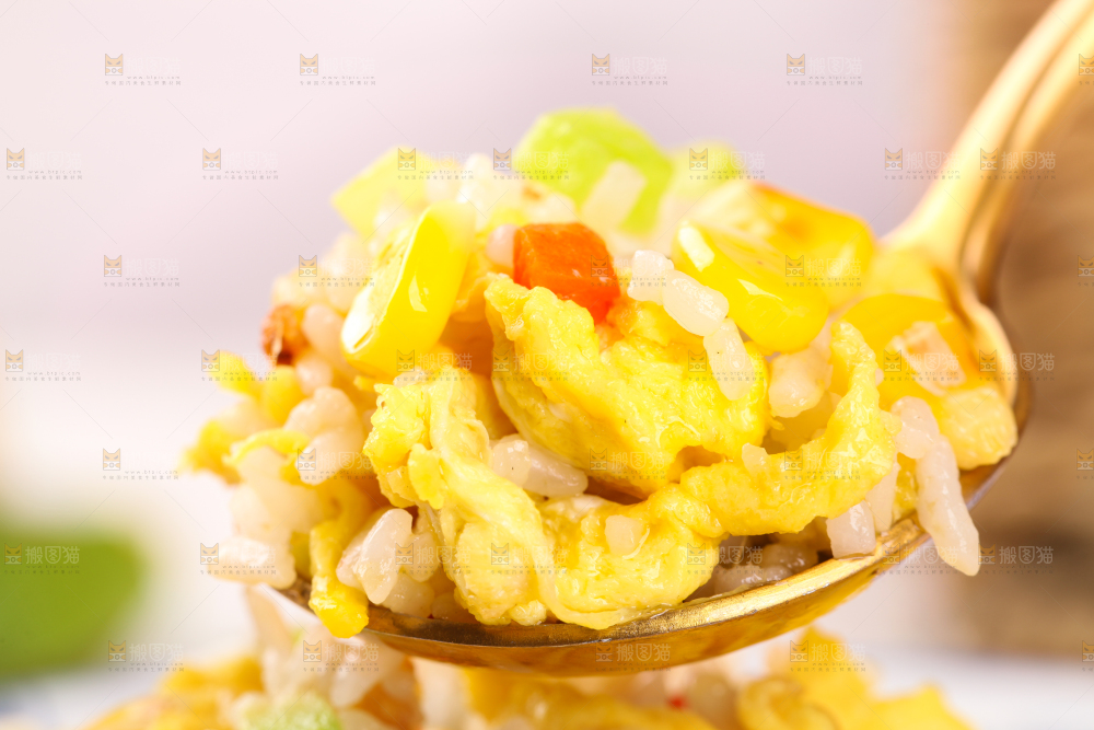盘子里的玉米鸡蛋饭
