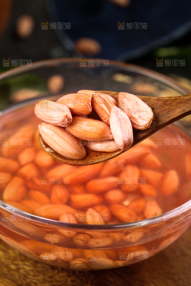 碗里装着小花生米