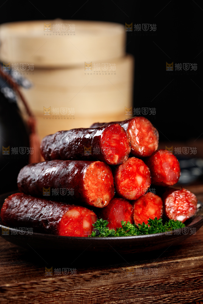 盘子里装着烟熏腊肠