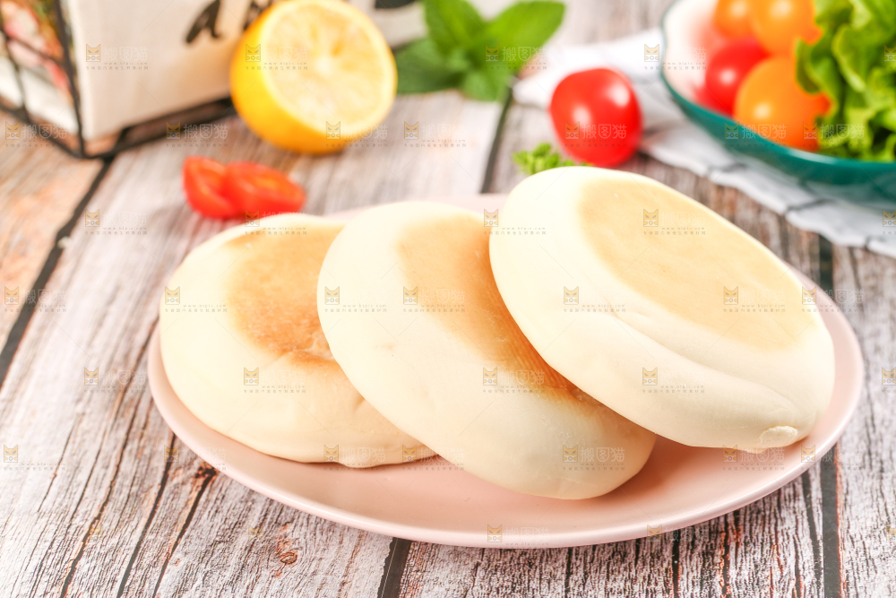 盘子里装着奶香饼
