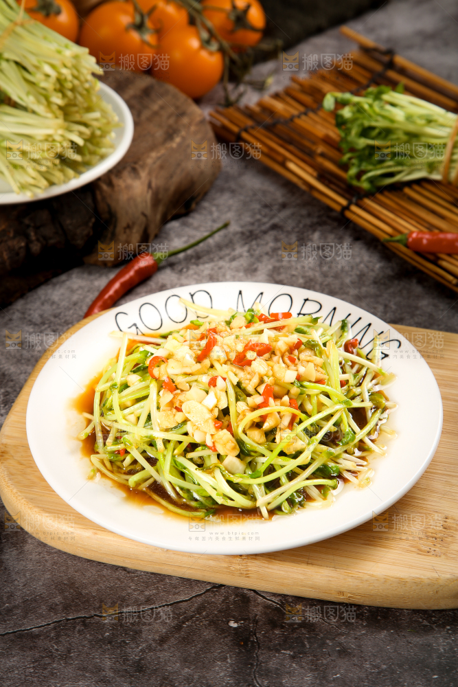 盘子里装着炒豌豆芽苗菜