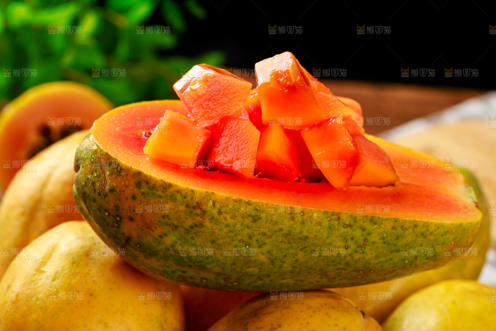 木板上的雷州红心木瓜