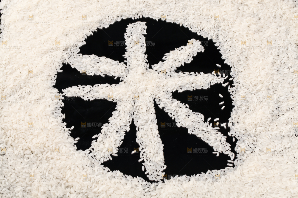 黑底上放着东北大米